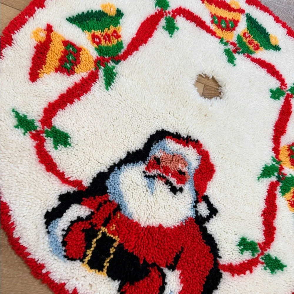 EXCELLENT Vintage 70s Large Shillcraft Santa Christmas Tree Skirt Latch Hook - Picture 3 of 5